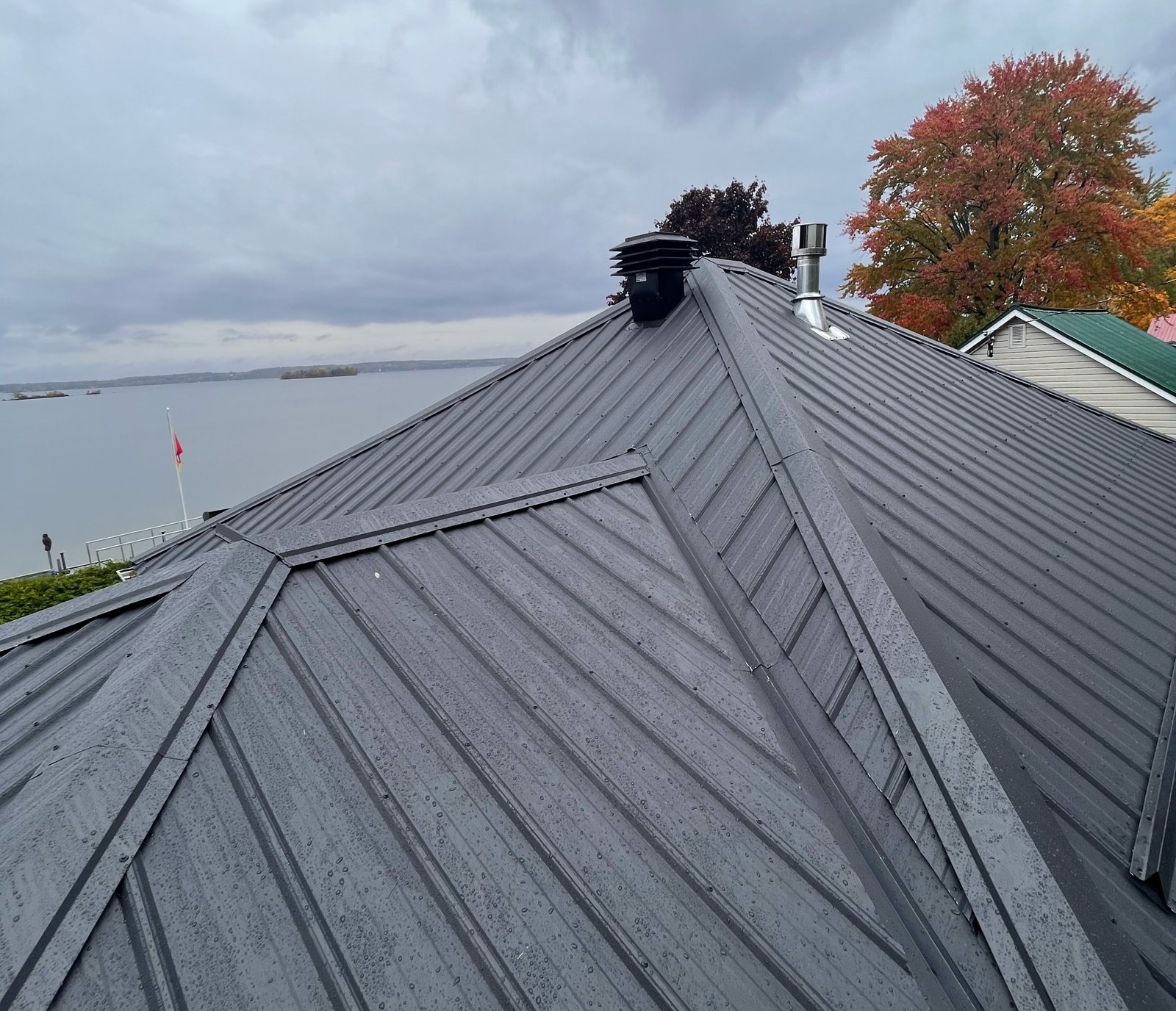 Hip roof in charcoal steel from the ridge